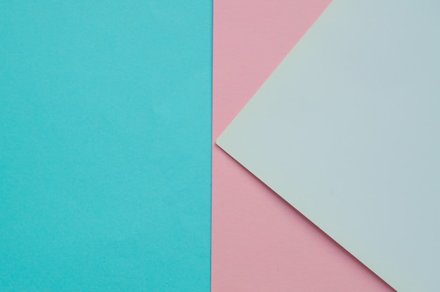 La carta geometrica di colore blu, rosa e bianco si stende tre sullo sfondo successivo