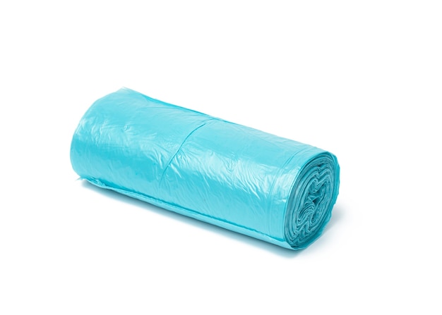 Sacchetti della spazzatura di plastica blu con stringhe isolate su superficie bianca, si chiuda