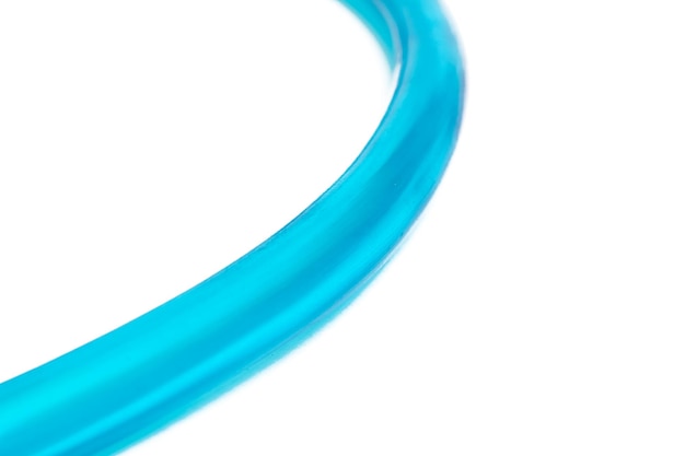 Фото Синяя пластиковая трубка на белом фоне