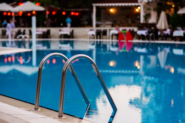 Foto ristorante con piscina blu. il concetto di tempo libero.