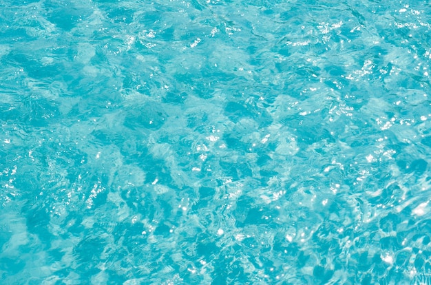 Foto acqua blu della piscina con riflessi del sole