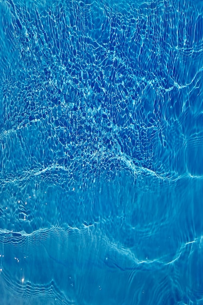 波紋と「水」の文字が描かれた青いプール