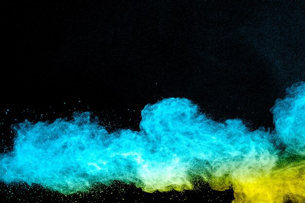 Foto esplosione di polvere blu.