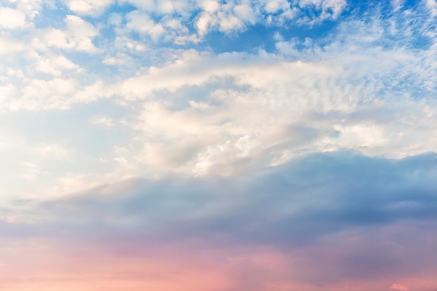 Photo blue and purple sky with white clouds