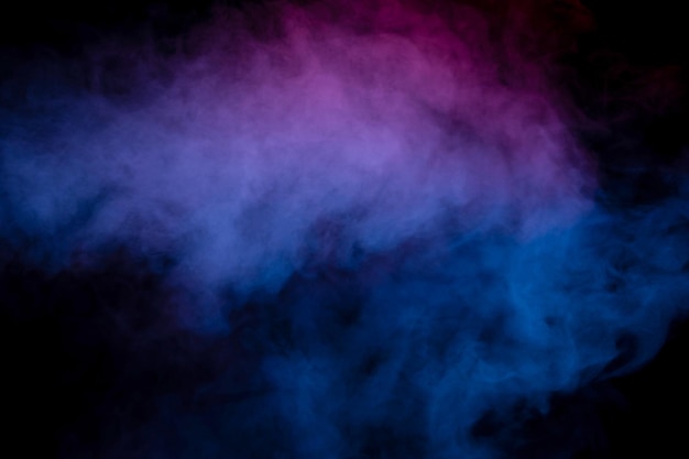 黒の背景に青と紫の蒸気
