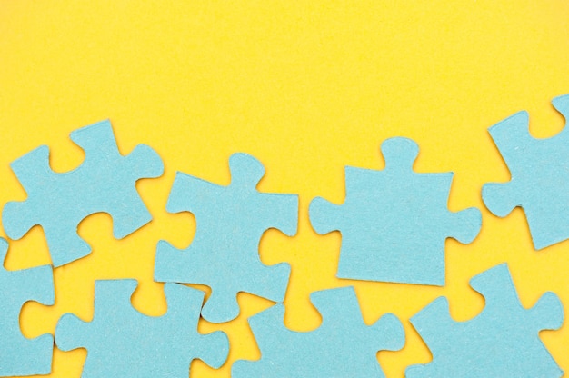 Photo blue puzzle background and yellow background