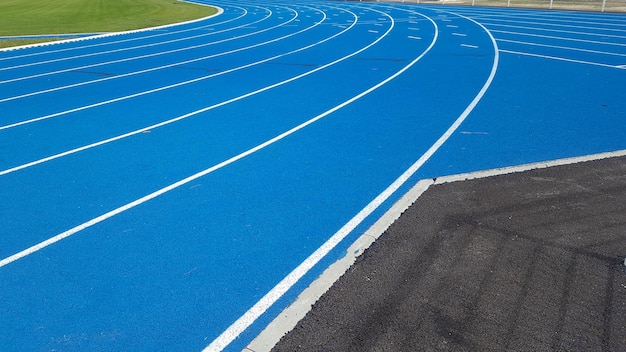 Синий гоночный стадион и беговая дорожка для занятий легкой атлетикой на открытом воздухе
