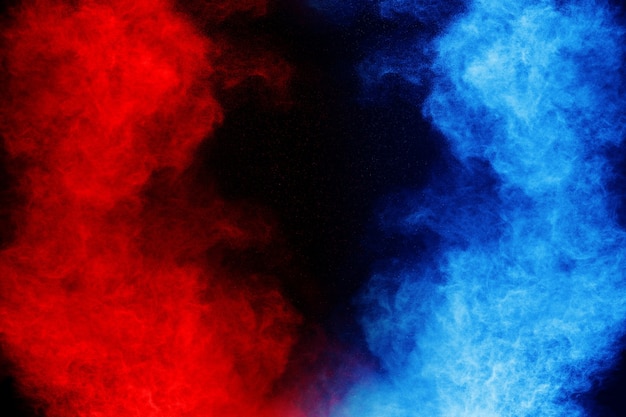 Foto esplosione di polvere di colore blu e rosso su sfondo nero