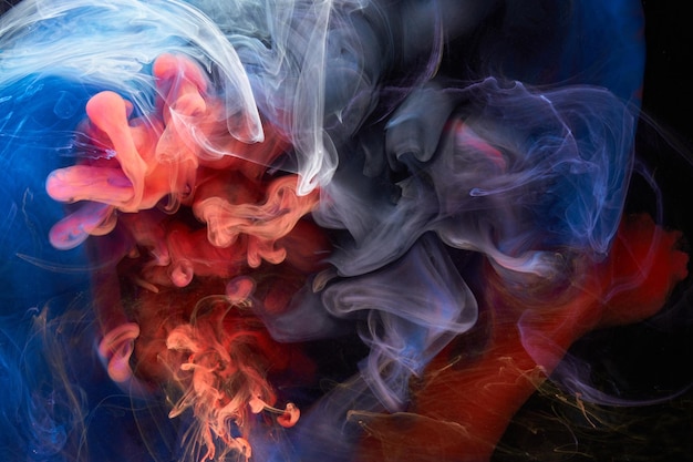 青赤インクの抽象的な背景香水水ギセル化粧品のアクリル絵の具の背景神秘的な煙雲カラフルな霧