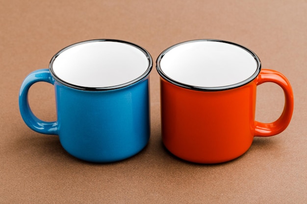 Photo blue and red iron cup on a brown background