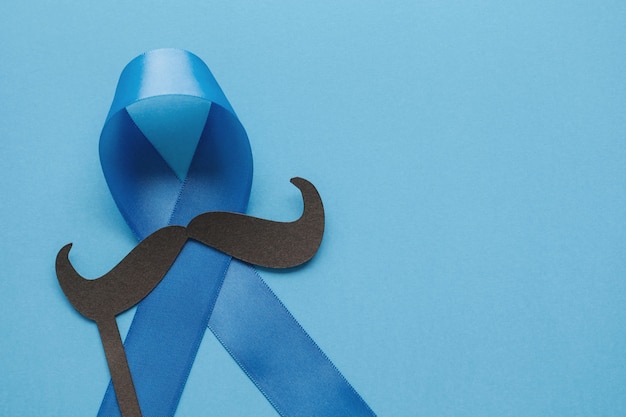 Nastri blu con baffi su blu, consapevolezza del cancro alla prostata