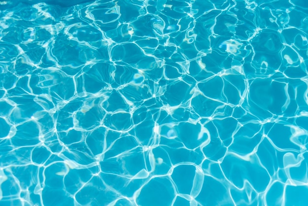 写真 スイミング プールの水面の背景に青いリッピング水