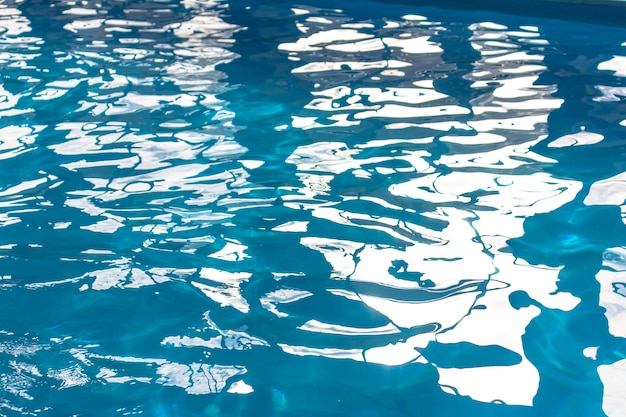 Acqua blu strappata in piscina