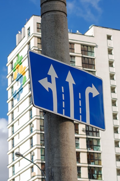 青い道路標識と矢印のクローズアップ