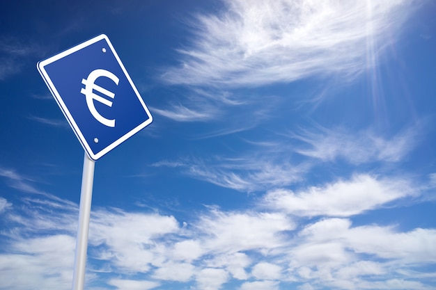 Foto cartello stradale blu con il simbolo dell'euro all'interno su sfondo blu cielo