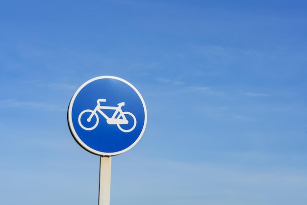 Foto segno rotondo blu solo per biciclette contro il cielo e lo spazio della copia