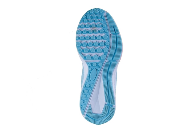 Foto suola in gomma blu con sneakers su fondo bianco