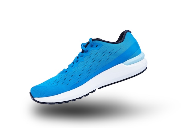 Sneaker corrente blu isolata su bianco. scarpa volante per fitness e sport su sfondo bianco con ombra