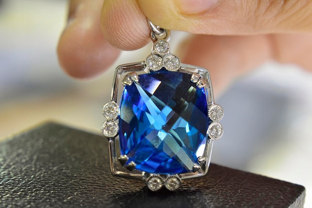 ブルー サファイア 宝石 高価な青