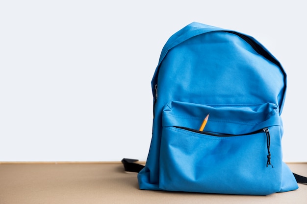 Photo blue schoolbag with pencil in pocket