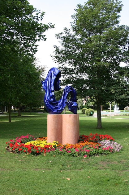 Photo blue sculpture at park