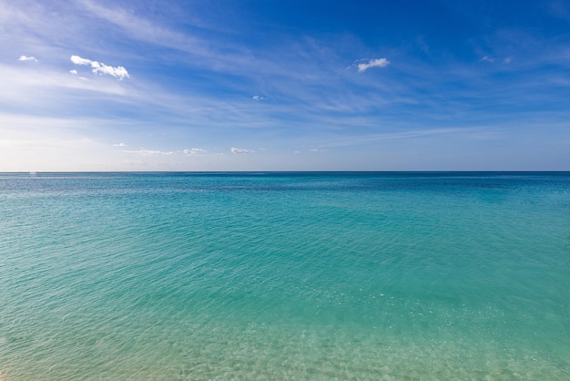 写真 青い海 - 青い空の地平線 - 完璧な自然と生態学概念 - 海の日 - 海と地球の日 - 海