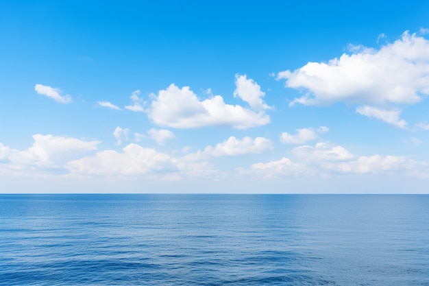 写真 青い海の青い空の地平線と白いカミュラス雲