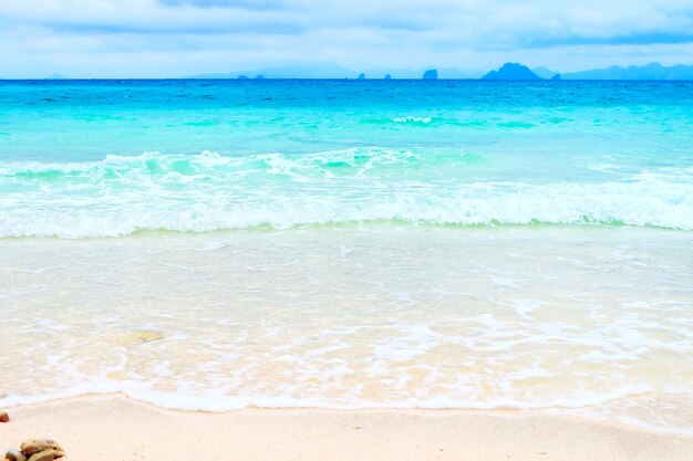 Photo blue sea and cloud cover after rain on the beach koh phai beach krabi thailandxa