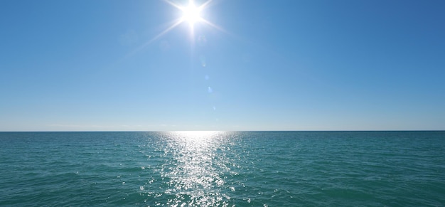 青い海の地平線と青い空