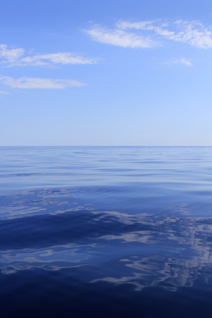 穏やかで完璧な青い海の地平線海