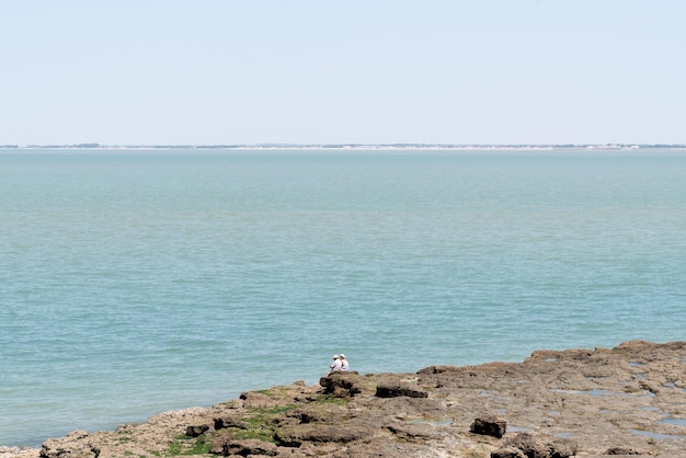 シャラントフランスのエクス島の青い海の島