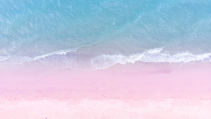Photo 夏の風景、空撮の青い海とピンクの砂浜