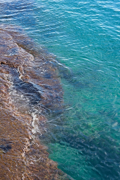 Голубое море и скалы