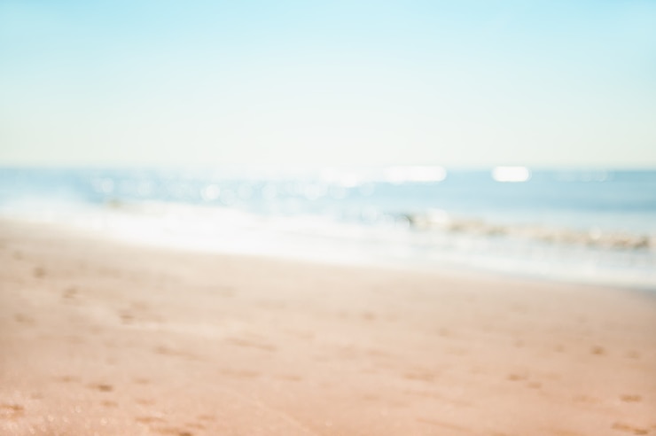 Photo blue sea and sandy beach. blurred background. travel and vacation