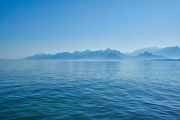 Photo blue sea and sky background