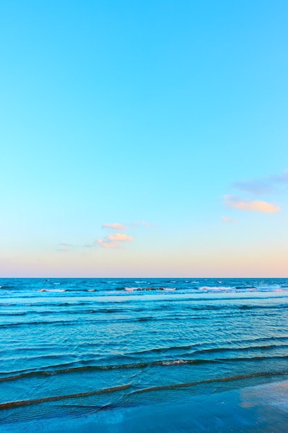 夕方の青い海と空