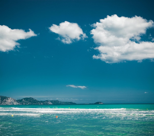 Foto mare blu e cielo