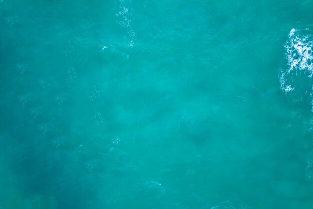 하얀 파도가 있는 푸른 바다 물 배경