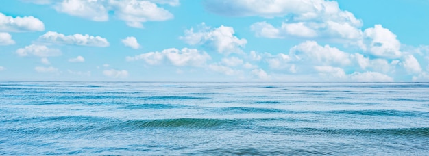 Panorama dell'acqua di mare blu