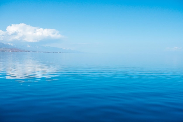 Голубая морская вода Вода и небо Естественный фон поверхности океана на небе