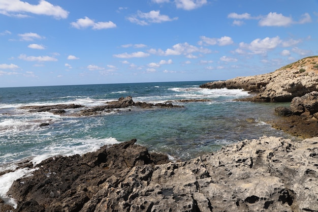 岩と青い海の水