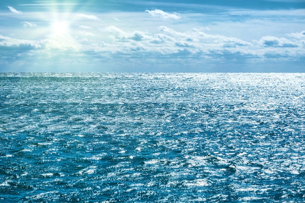 空、太陽光線、雲と青い海。水の自然な背景