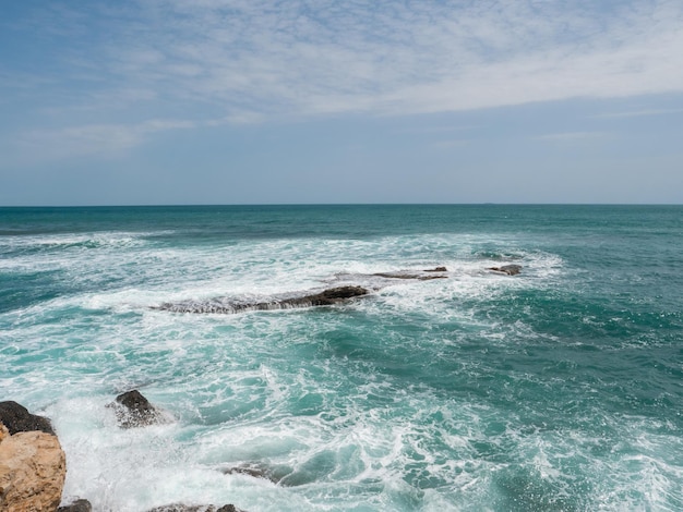 写真 波が岩に打ち寄せる青い海