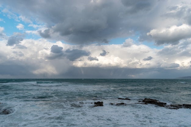 嵐の前に波と雲と空と青い海。