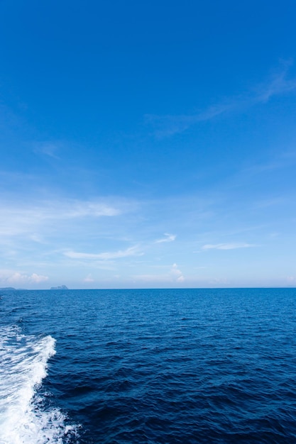 背景として海泡を持つ青い海水