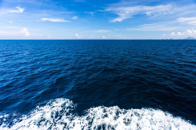 Foto acqua di mare blu con schiuma di mare come sfondo