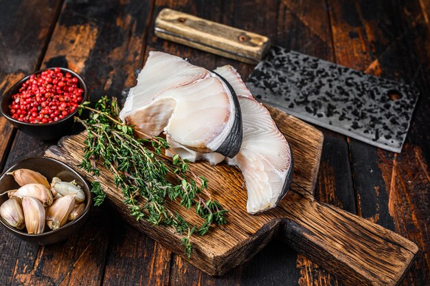 Blue Shark rauwe vis steaks op een snijplank met hakmes op houten tafel. Bovenaanzicht.