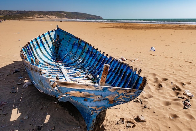 Relitto blu arenato sulla spiaggia di tafelney nella regione di essaouira in marocco