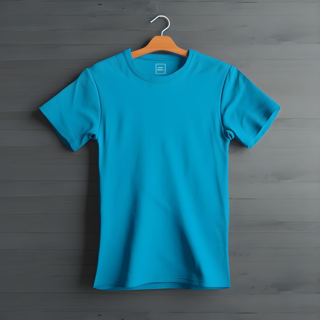 Синяя рубашка висит на вешалке со словом «h».