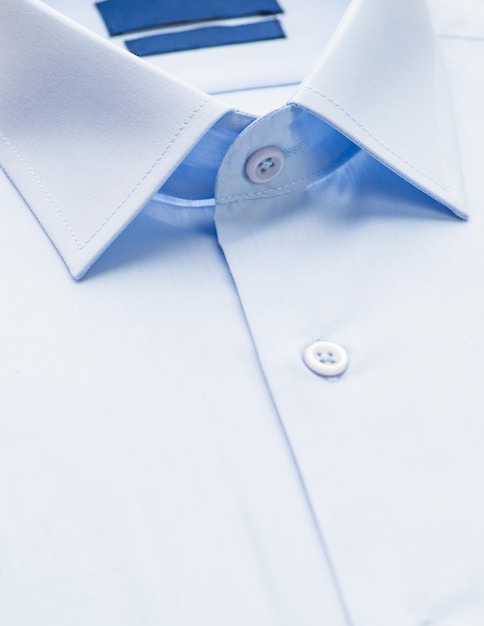 Foto camicia blu con particolare attenzione al colletto e al bottone